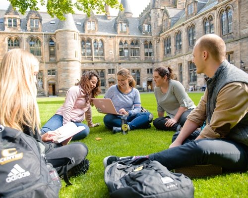 Group of students in Glasgow experiencing study abroad sitting in the park